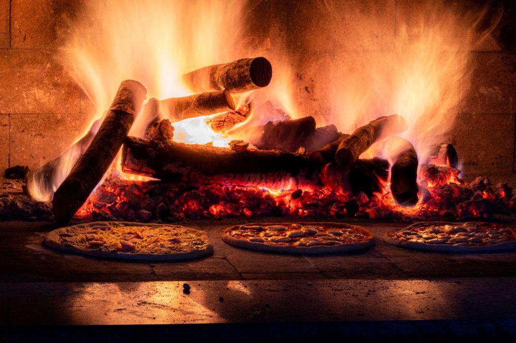pexels-photo-18126715 Pizzeria con forno a legna vicino Castello a Maenza